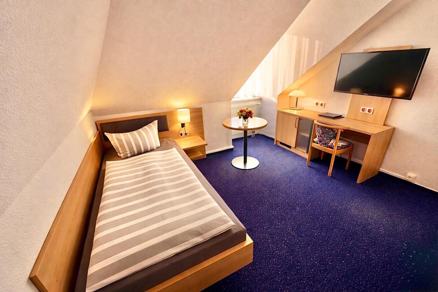 Single Room,1758616235:JPEG
